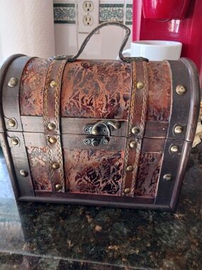 Vintage-Style Decorative Jewelry Chest in Brown